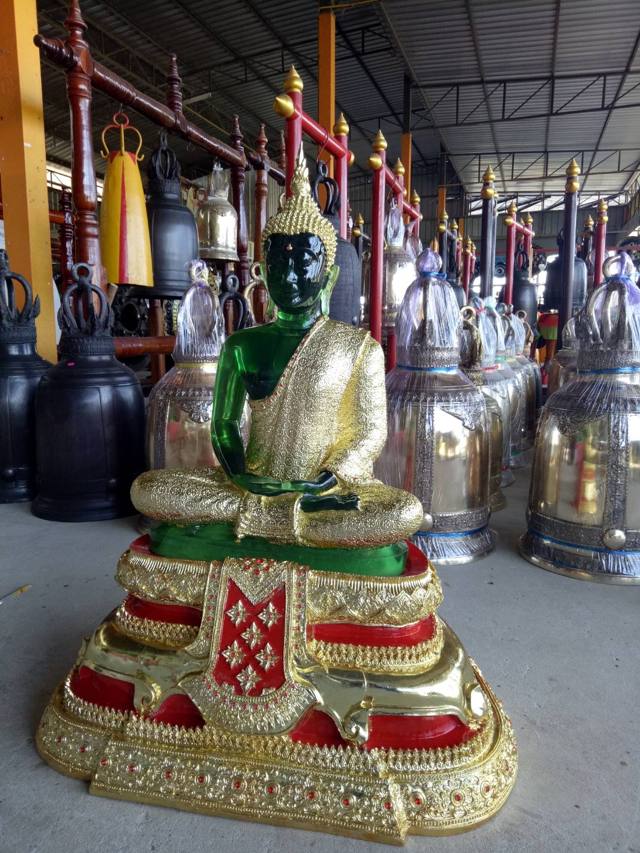 พระแก้วมรกต ปิดทอง ฐานสีแดงประดับลายทอง โรงหล่อพุทธบารมี