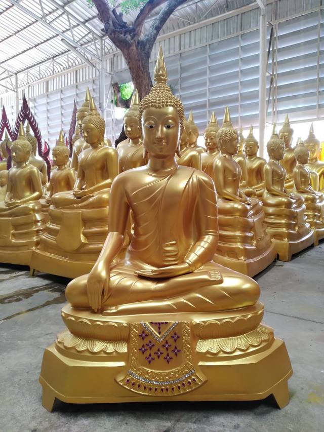 พระพุทธรูปปางมารวิชัยสีทอง ฐานประดับพลอยสีม่วง โรงหล่อพุทธบารมี