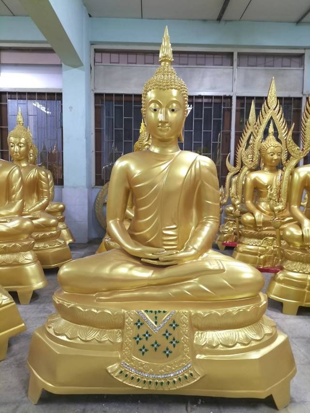 พระพุทธรูปปางสมาธิสีทอง ฐานบัวประดับพลอยสีเขียว โรงหล่อพุทธบารมี