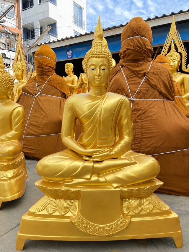 พระพุทธรูปปางสมาธิสีทอง ฐานบัวคว่ำบัวหงาย โรงหล่อพุทธบารมี