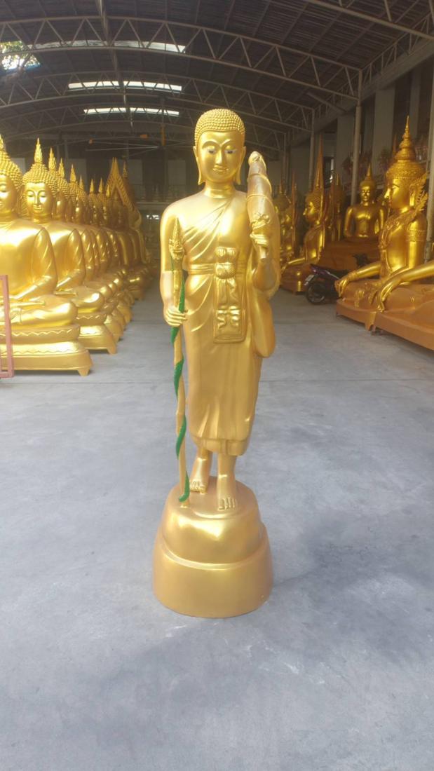 พระสีวลีสีทอง ยืนถือไม้เท้านาคสีเขียวและกลด ฐานหินกลม โรงหล่อพุทธบารมี