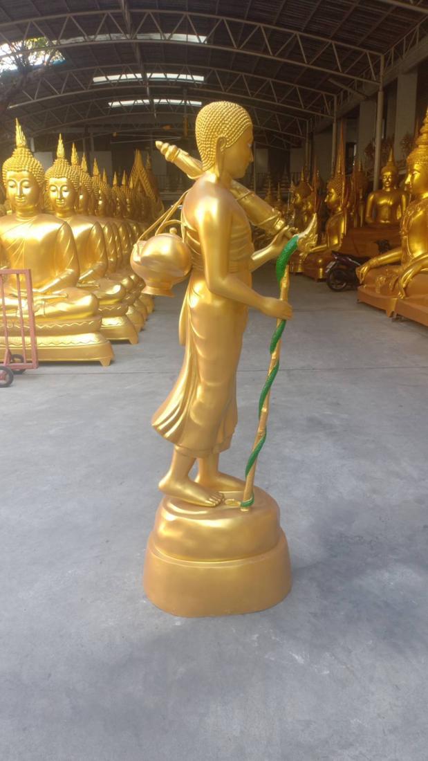 พระสีวลีสีทอง มุมด้านข้าง สะพายบาตร ถือไม้เท้านาคสีเขียว โรงหล่อพุทธบารมี