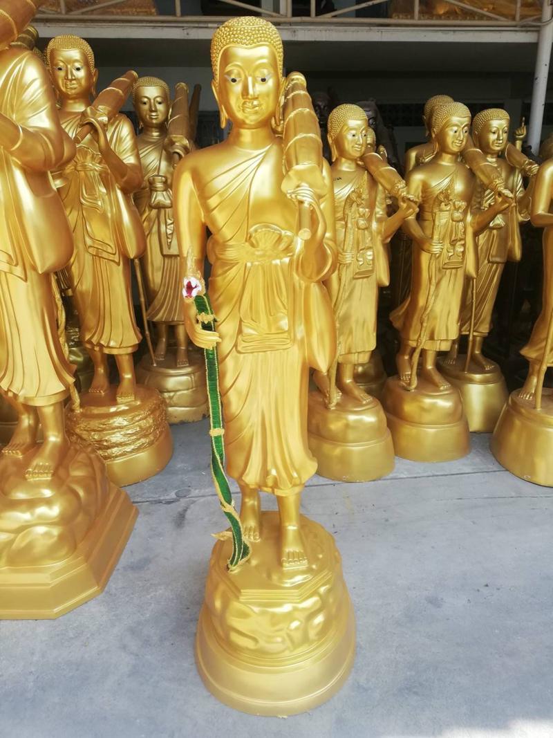 พระสีวลีสีทอง ยืนบนฐานหิน ถือไม้เท้านาคสีเขียว โรงหล่อพุทธบารมี