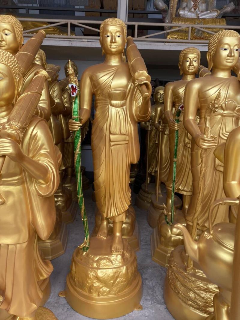 พระสีวลีสีทององค์ใหญ่ ถือไม้เท้านาคสีเขียว ฐานหินจำลอง โรงหล่อพุทธบารมี